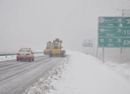 黑龙江大雪致10条高速全线封闭 冰城交通拥堵